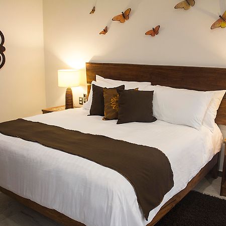 Casa Ticul Hotel Boutique - 5Th Ave (Adults Only) Playa del Carmen Exteriér fotografie A bed with a bed runner
