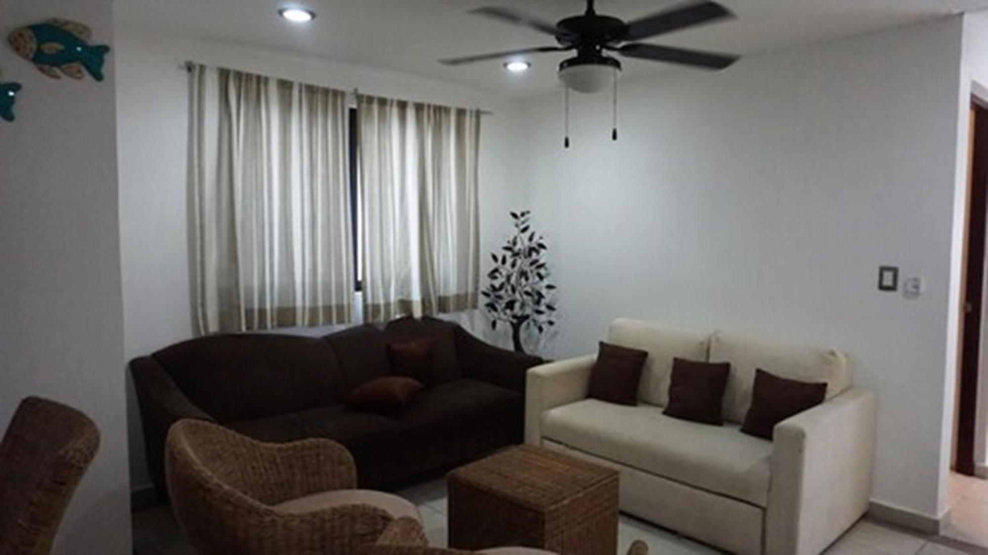 Casa Ticul Hotel Boutique - 5Th Ave (Adults Only) Playa del Carmen Exteriér fotografie A living room with a ceiling fan